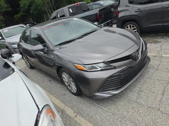 2018 Toyota Camry LE - miniatura 3