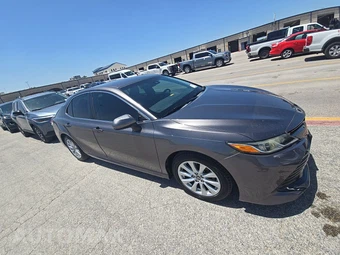 2018 Toyota Camry LE - miniatura 3