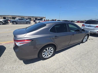 2018 Toyota Camry LE - miniatura 4