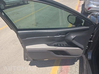 2018 Toyota Camry LE - miniatura 9