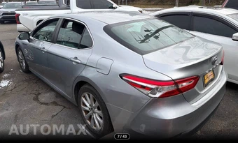 2018 Toyota Camry LE - miniatura 2