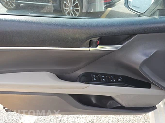 2018 Toyota Camry LE - miniatura 9