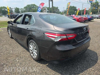 2018 Toyota Camry LE - miniatura 2