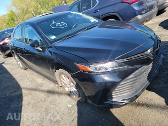 2018 Toyota Camry LE – miniatura 3