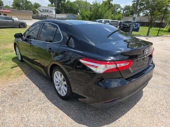 2018 Toyota Camry LE - miniatura 2