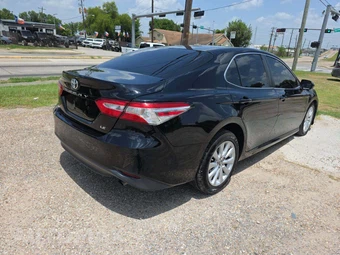 2018 Toyota Camry LE - miniatura 3
