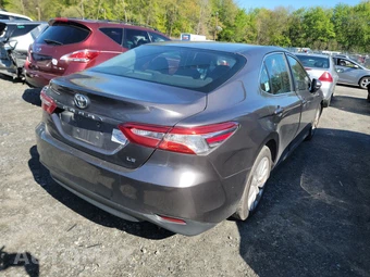 2018 Toyota Camry LE – miniatura 4