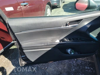 2018 Toyota Camry LE – miniatura 9