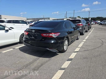 2018 Toyota Camry LE - miniatura 3