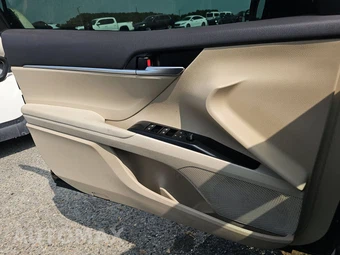 2018 Toyota Camry LE - miniatura 9
