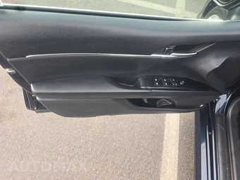 2018 Toyota Camry LE - miniatura 9