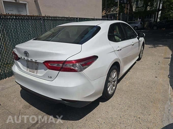 2018 Toyota Camry LE - miniatura 3