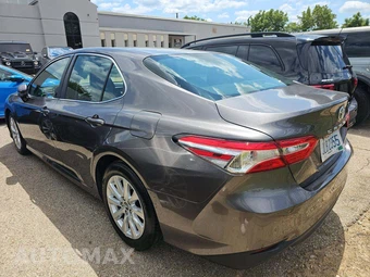 2018 Toyota Camry LE - miniatura 2