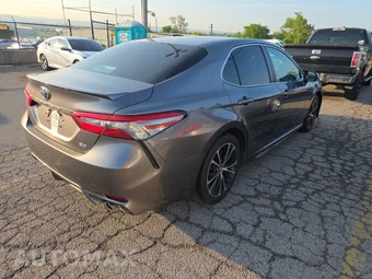 2018 Toyota Camry SE - miniatura 4