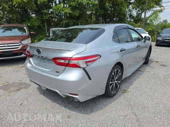 2018 Toyota Camry SE - miniatura 3