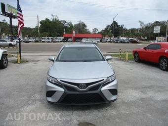 2018 Toyota Camry SE - miniatura 3