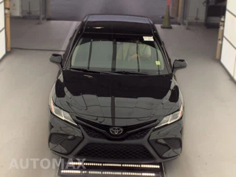2018 Toyota Camry SE - miniatura 2