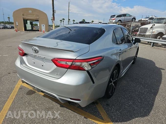 2018 Toyota Camry SE - miniatura 4