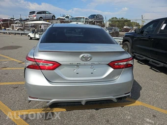 2018 Toyota Camry SE - miniatura 5