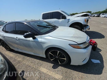 2018 Toyota Camry XSE - miniatura 3