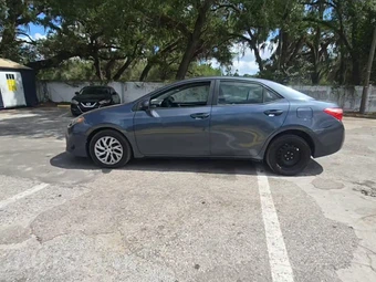2018 Toyota Corolla LE Sedan - miniatura 3