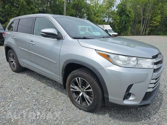 2018 Toyota Highlander LE – miniatura 4
