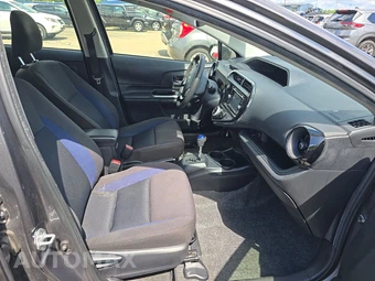 2018 Toyota Prius c Three - miniatura 8