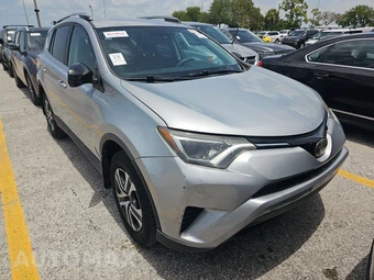 2018 Toyota RAV4 LE - miniatura 3