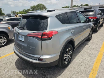 2018 Toyota RAV4 LE - miniatura 4