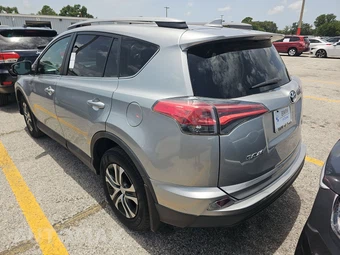 2018 Toyota RAV4 LE - miniatura 6