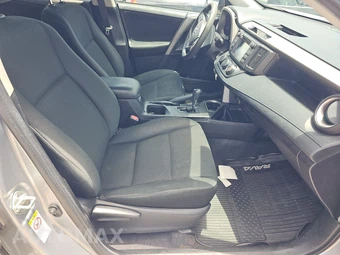 2018 Toyota RAV4 LE - miniatura 8