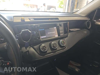 2018 Toyota RAV4 LE – miniatura 10