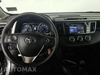 2018 Toyota RAV4 LE – miniatura 11