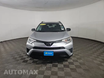 2018 Toyota RAV4 LE – miniatura 2