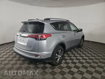 2018 Toyota RAV4 LE – miniatura 4