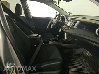 2018 Toyota RAV4 LE – miniatura 8