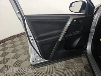 2018 Toyota RAV4 LE – miniatura 9