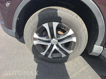 2018 Toyota RAV4 LE - miniatura 24