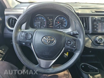 2018 Toyota RAV4 LE – miniatura 10