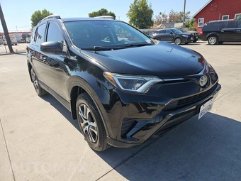2018 Toyota RAV4 LE – miniatura 3