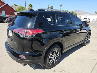 2018 Toyota RAV4 LE – miniatura 4