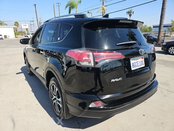 2018 Toyota RAV4 LE – miniatura 6