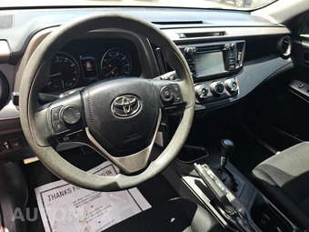 2018 Toyota RAV4 LE – miniatura 11