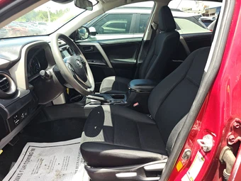 2018 Toyota RAV4 LE – miniatura 7