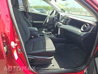 2018 Toyota RAV4 LE – miniatura 8