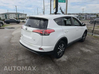 2018 Toyota RAV4 LE - miniatura 3