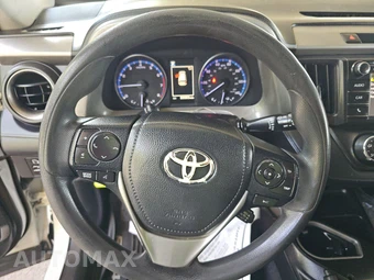2018 Toyota RAV4 LE – miniatura 10