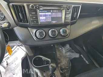 2018 Toyota RAV4 LE – miniatura 11