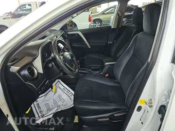 2018 Toyota RAV4 LE – miniatura 7
