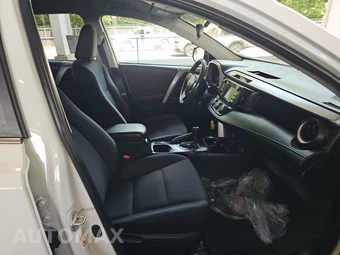 2018 Toyota RAV4 LE – miniatura 8